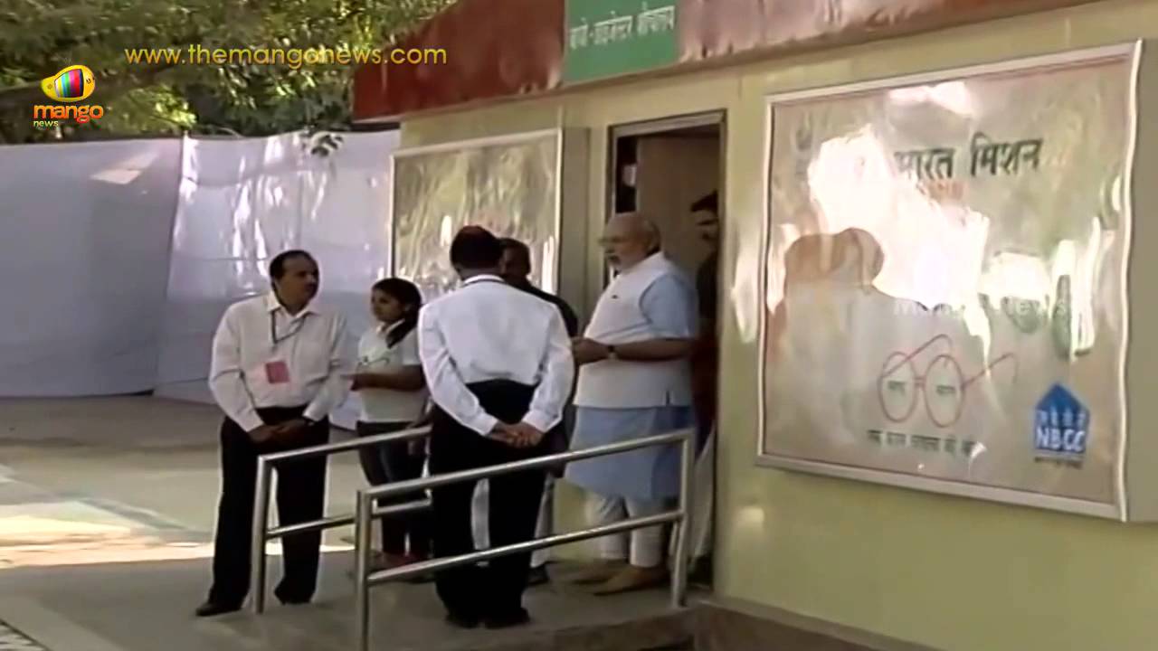 PM Modi inaugurates a toilet block at Valmiki Basti during Clean India campaign