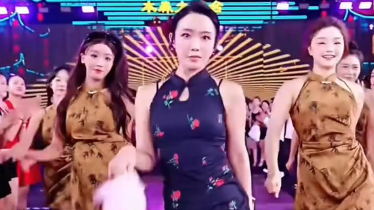 红豆舞女泪燃爆全场，观众太热情了，这氛围感太好了
