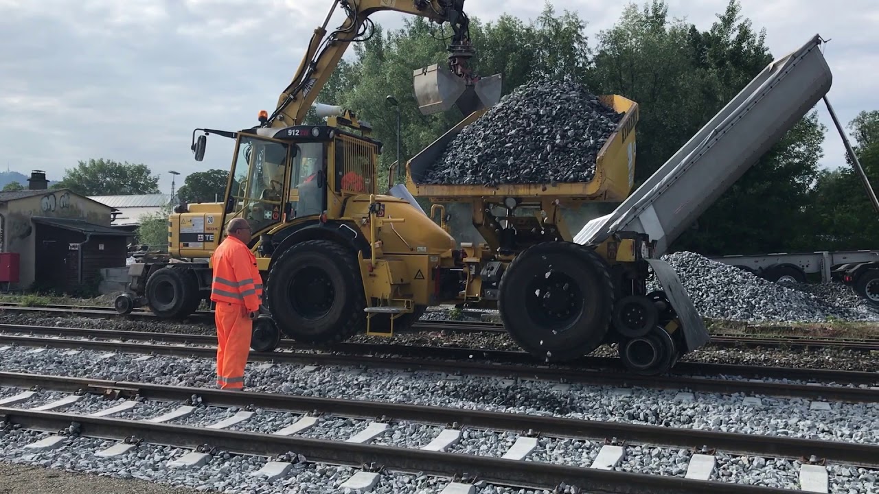 Zweiwege-Hydrema-Dumper 9122W in Aktion