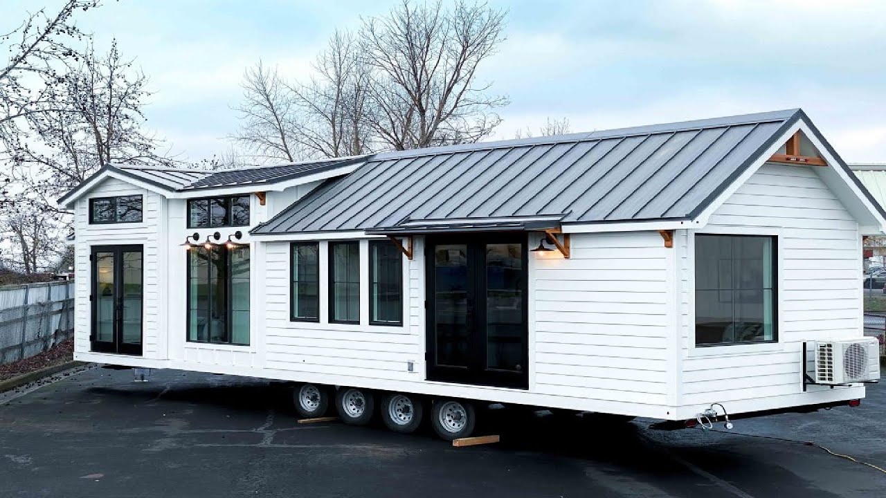 Потрясающая роскошная вилла Max Tiny House с кухней в стиле фермерского дома.