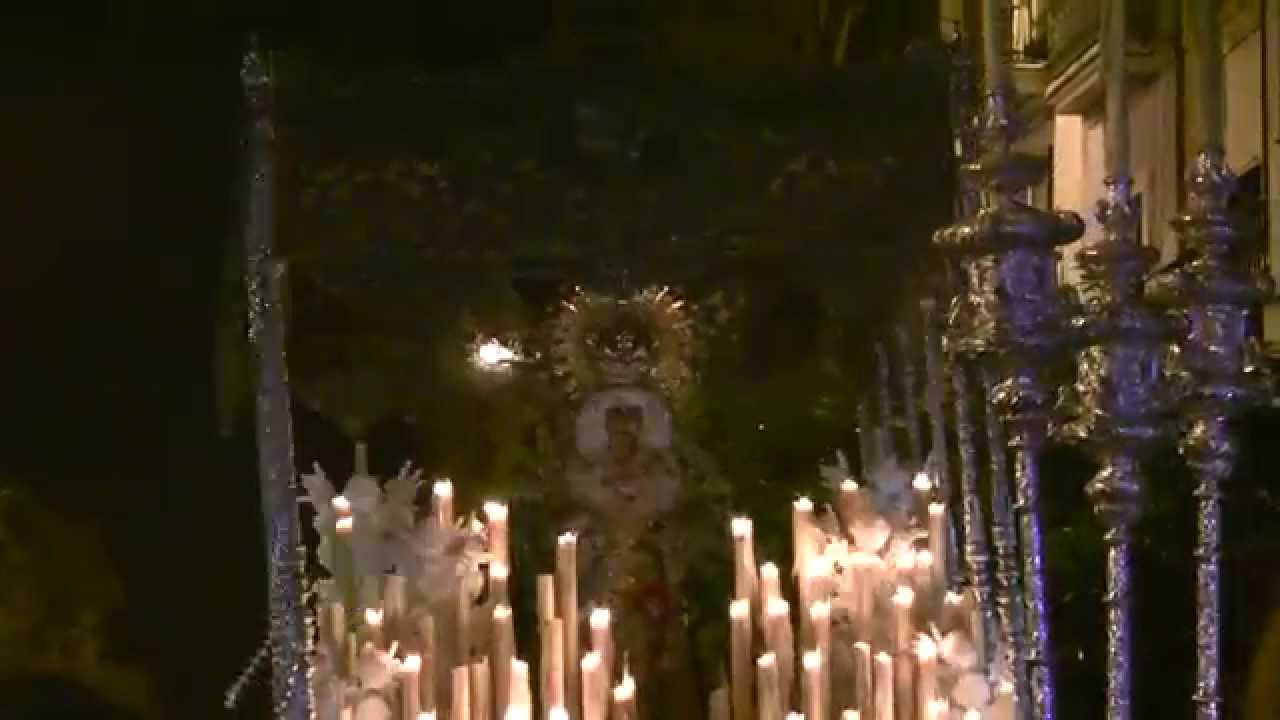 Esperanza Macarena en calle Feria con Correduría a los sones de Madrugá Macarena 2014 HD