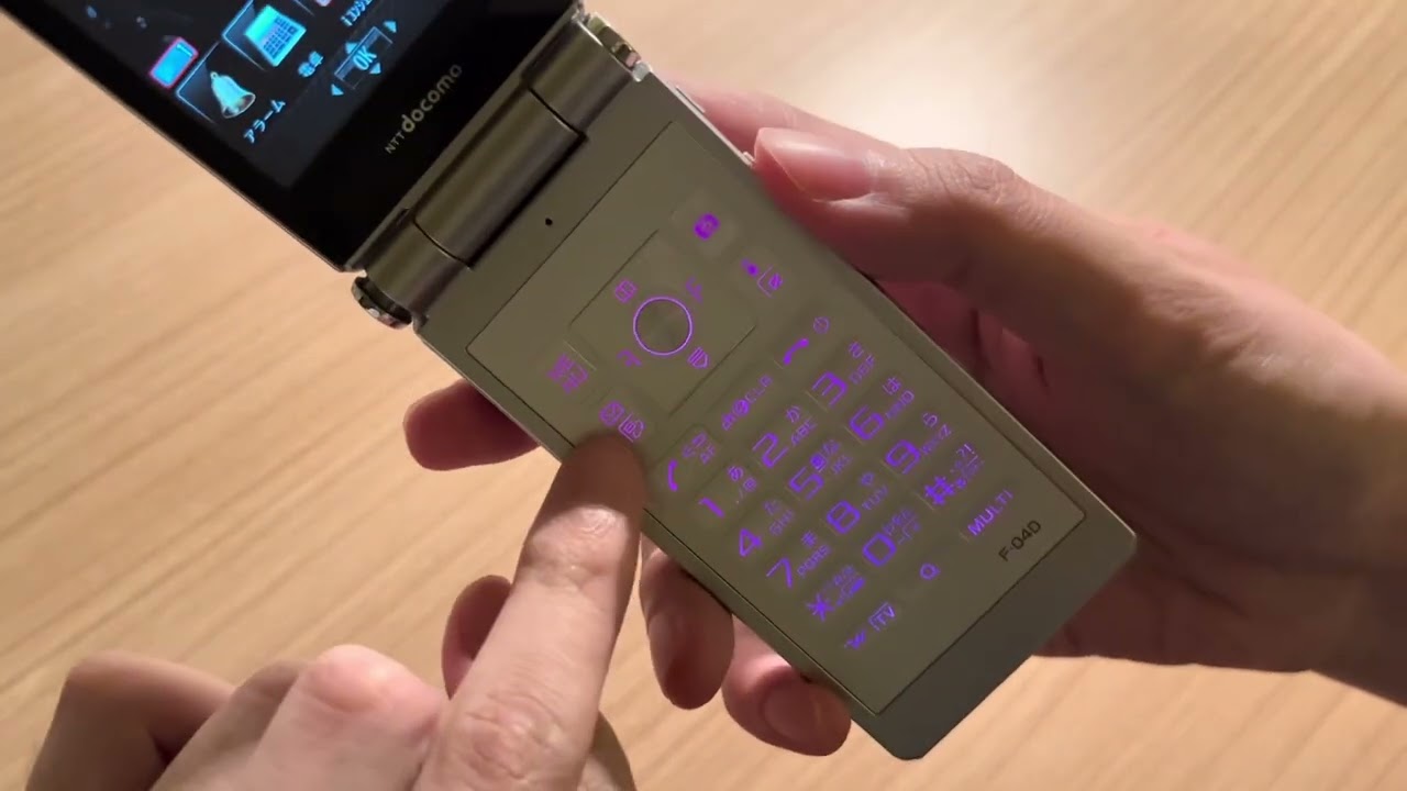 JAPANESE FLIP-PHONE Docomo F04D - CLOSE-UP