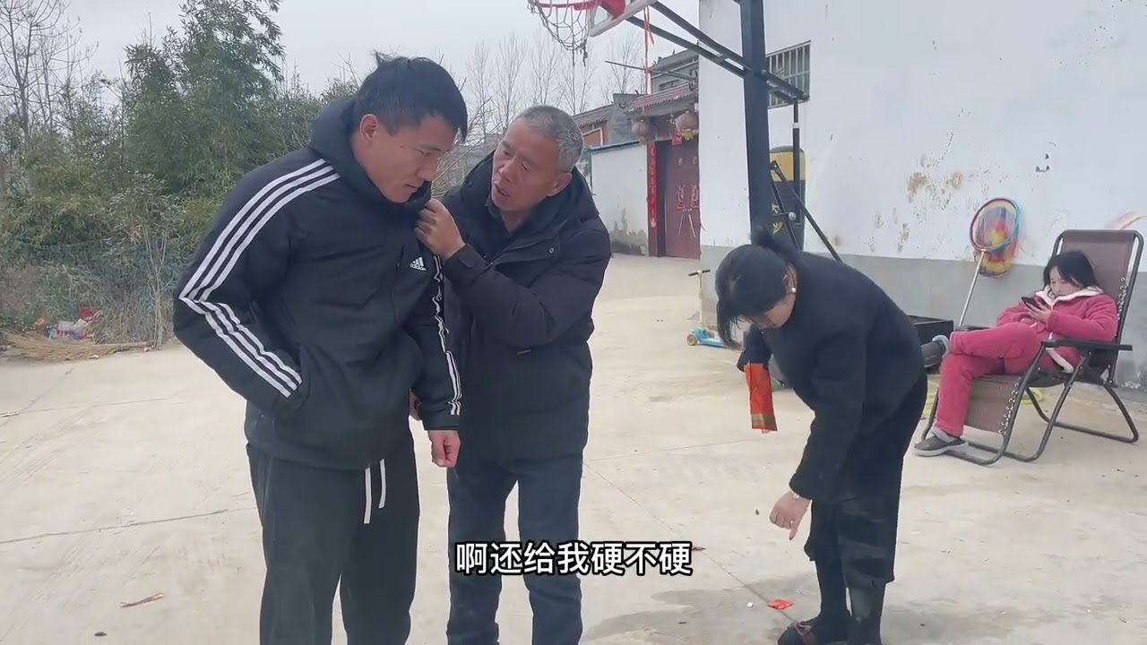 现场销毁小兵的槟榔，小兵把兵嫂暴揍，爸爸帮儿媳出气，小兵挨惨
