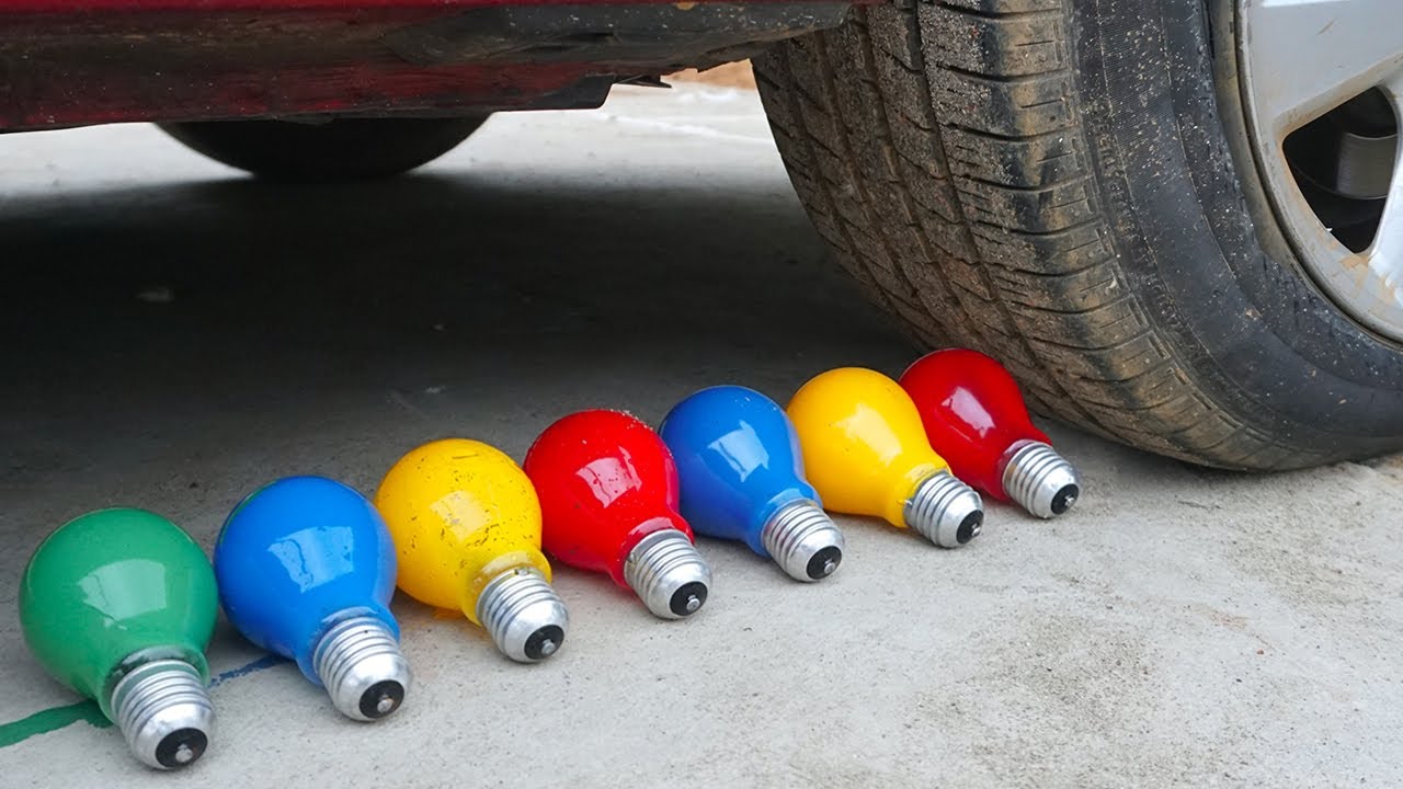 Aplastando Cosas Crujientes y Suaves! Bombilla de Colores Vs Rueda de Coche