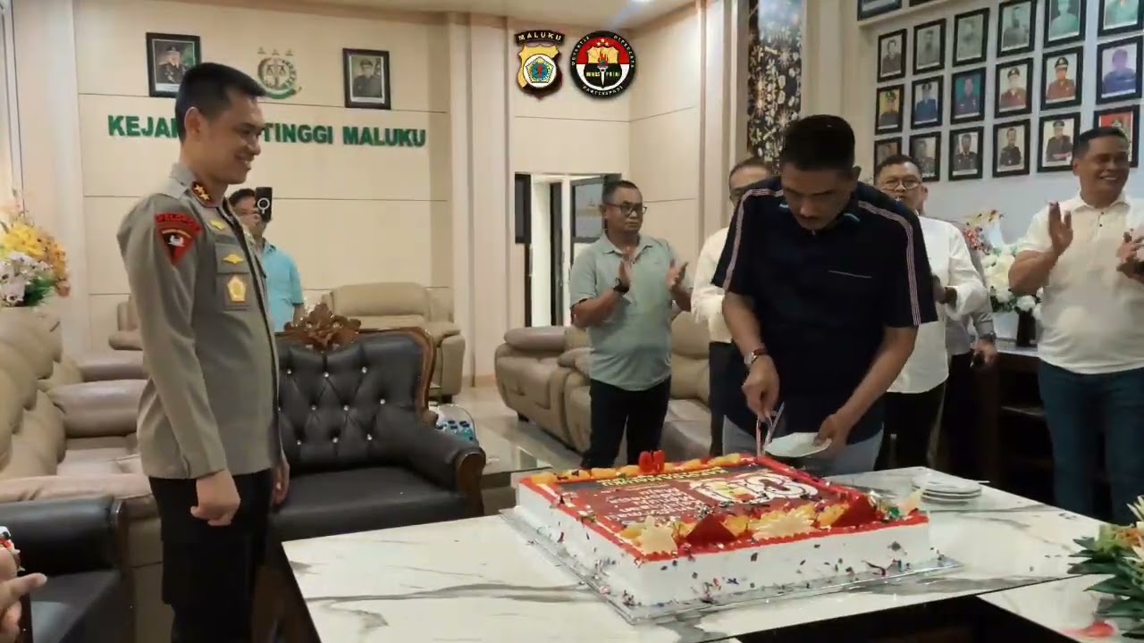 Kapolda Maluku beserta Wakapolda dan PJU Berikan Kejutan Kue Ulang Tahun kepada Kejati Maluku