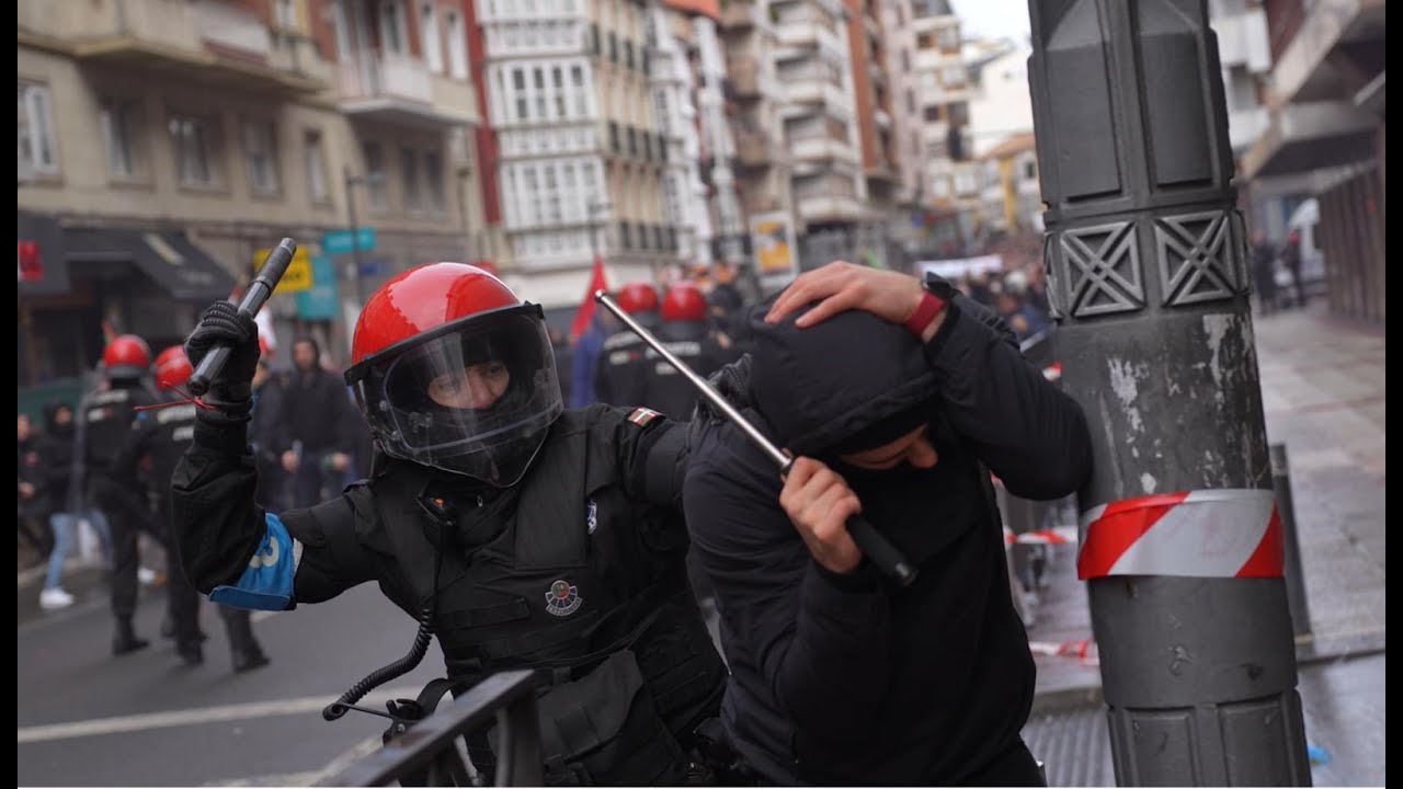 Un beltza agrede a un policía  de paisano en los disturbios del tres de marzo