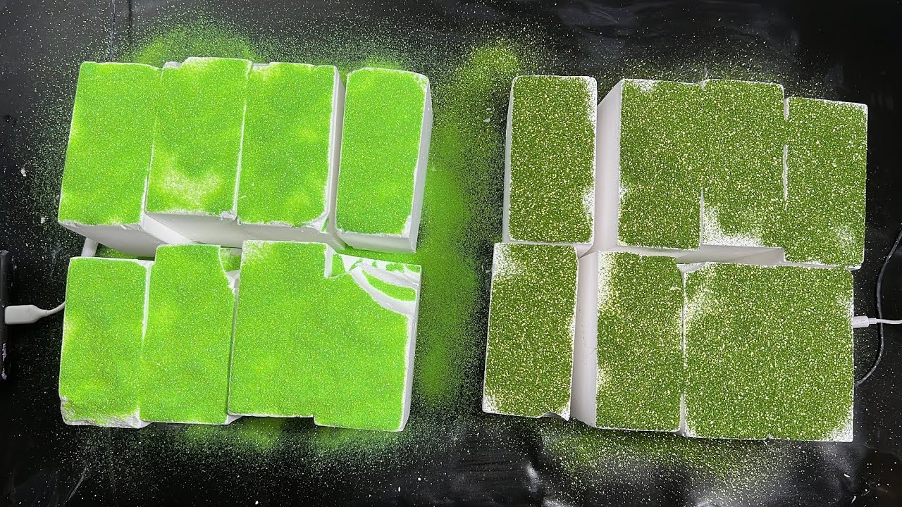 연두색, 초록색 반짝이 가루를 뿌린 짐초크 부수기 /gym chalk crush sprinkled with green and parsley color glitter powder