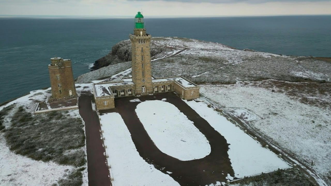 En Bretagne, le phare du cap Fr&eacute;hel recouvert de neige | AFP Images