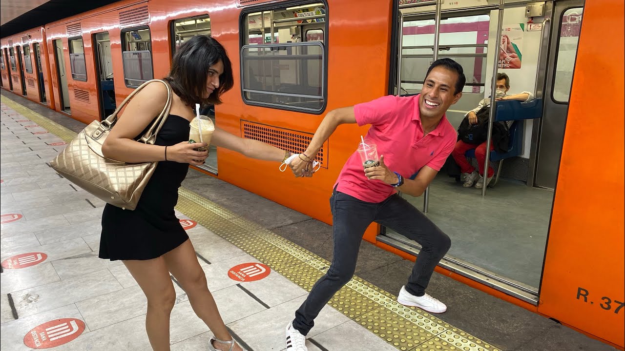 La millonaria Charlotte Lascuraín visitando por primera vez el Metro de la CDMX