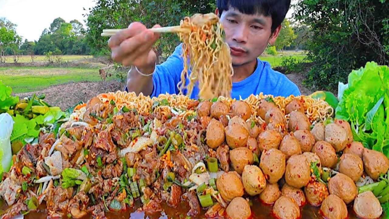 ก๋วยเตี๋ยวเนื้อตุ๋นลูกชิ้นเนื้อแกล้มผัดสดแซ่บคักอีหลีครับพี่น้องMUKBANG EATING SHOW/โก้อีสานพาแดก
