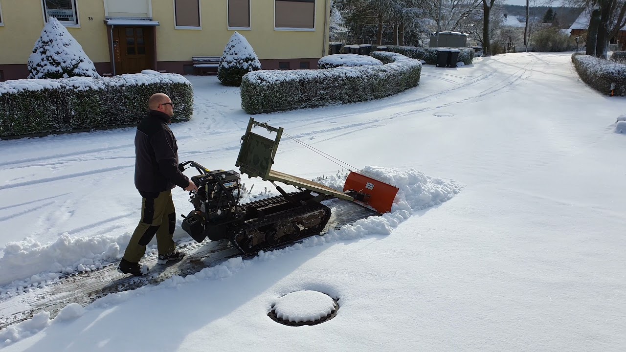 Dumper , Raupentransporter mit Schneeschild