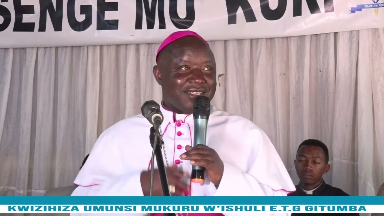 IMPANURO ZAMyr Balthazar Ntivuguruzwa  ahaye abanyeshuri ba E.T.G GITUMBA