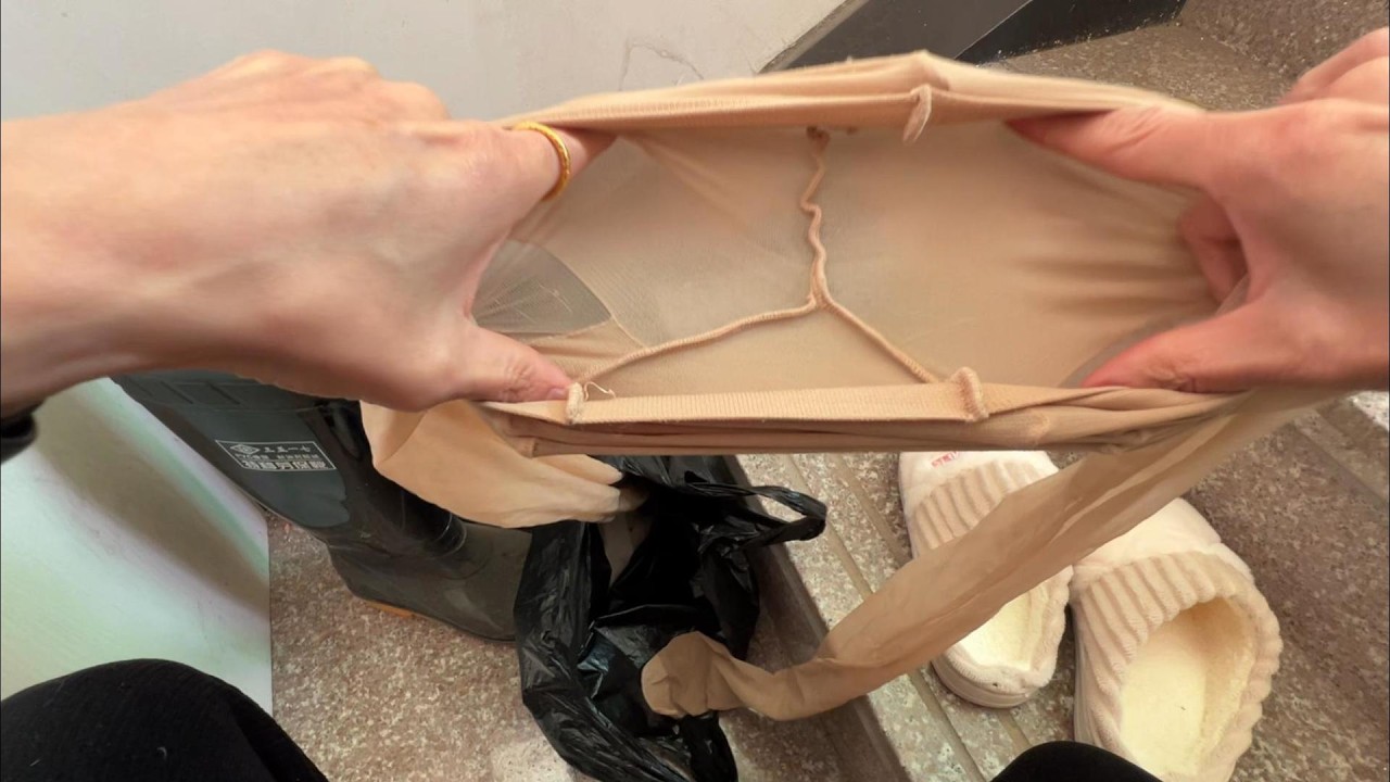 美しい女性が残した高級品が入ったバッグが階段の踊り場で見つかりました。