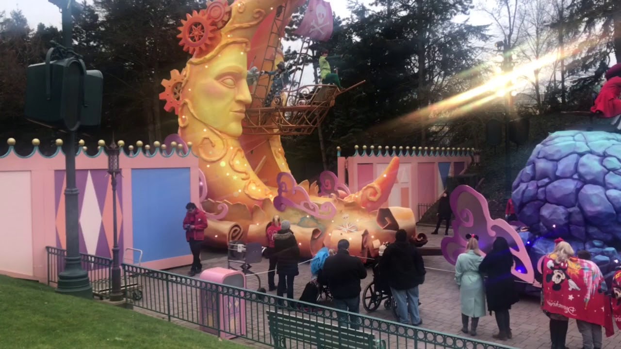 DISNEYLAND PARIS PARADE FAIL! THEY LET ELSA GO?!