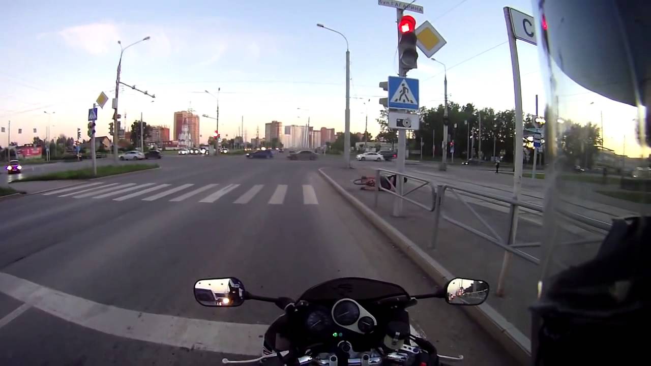 Viral Video UK: Cyclist takes a tumble at traffic lights!