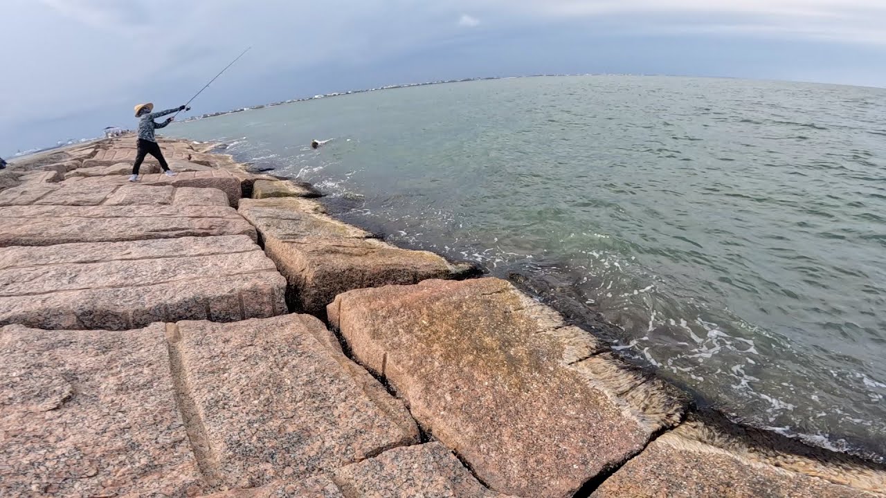 Fishing With Friends at Surfside Jetty#lurefishing #spoonfishing #ribbonfish