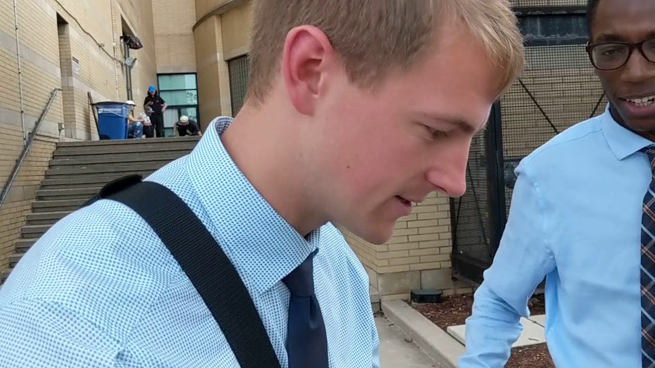 Мусульманин беседует со Свидетелями Иеговы в Торонто, Канада