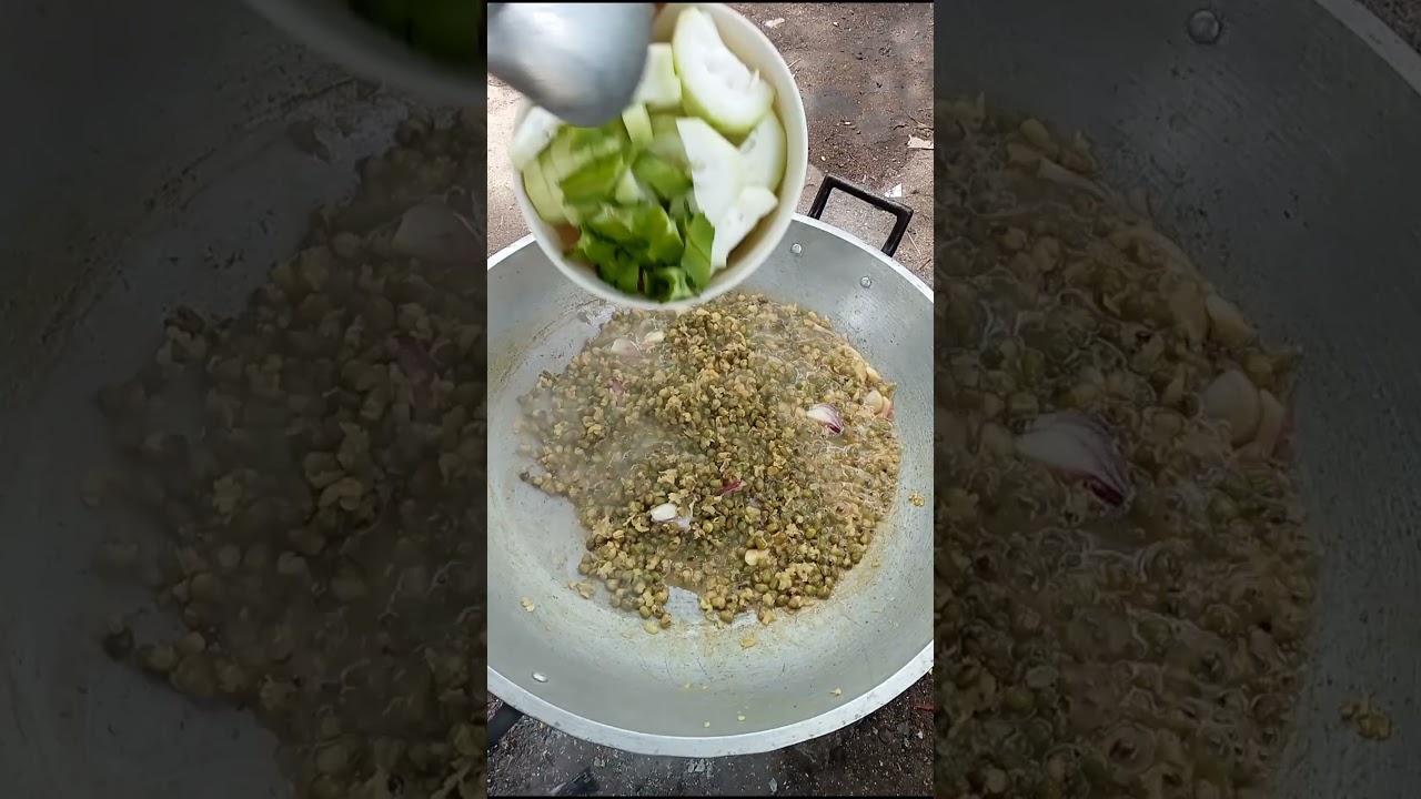 Bagong pitas na gulay at tuyo sa ginataan solve na naman ang tanghalian.