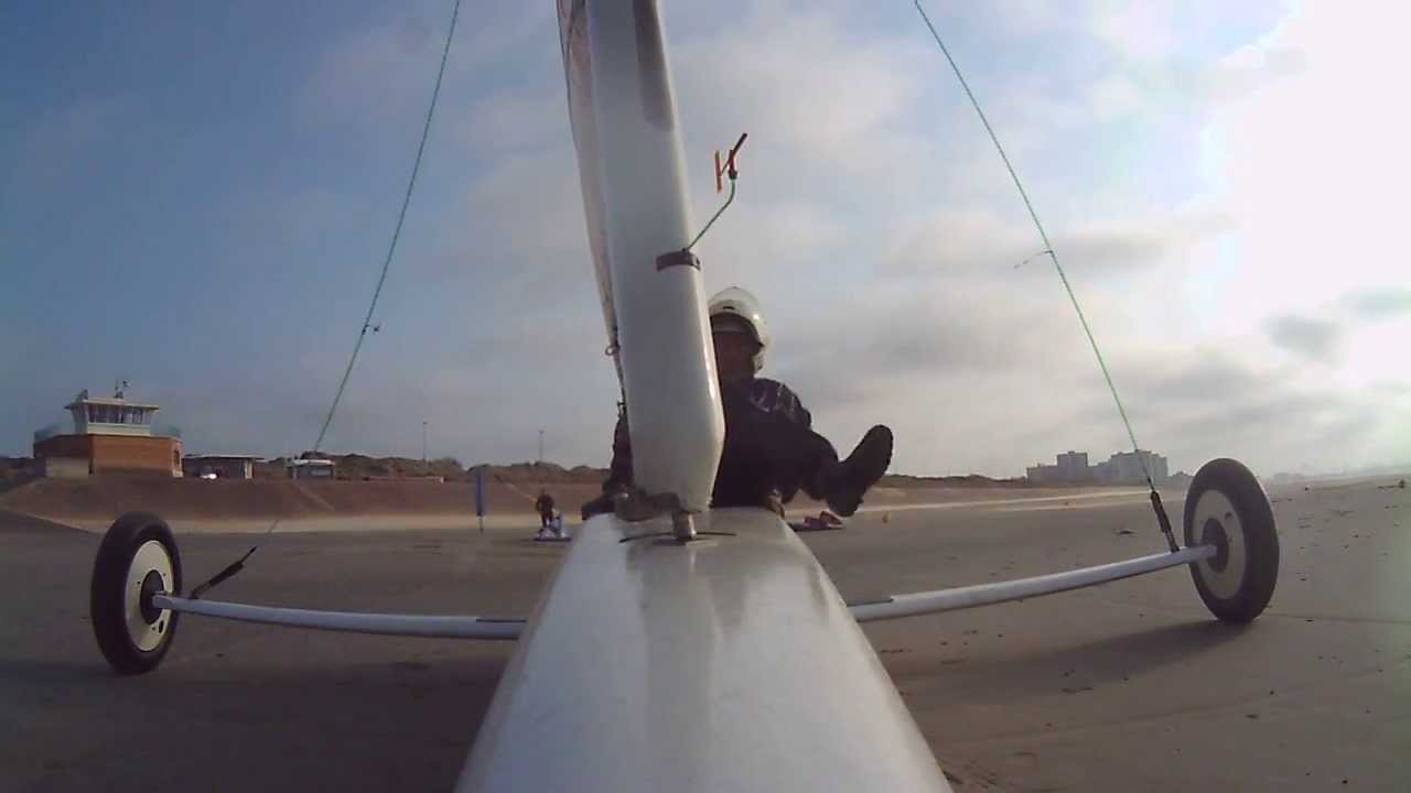 Char à voile à l'envol en virages par Pierre-Yves Gires. Dunkerque. Les Albatros