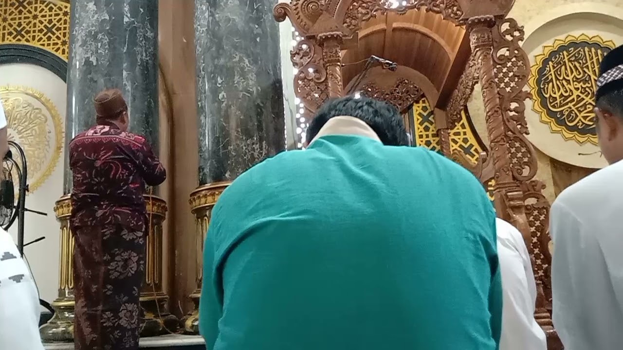 hotib jumat,kh achmad farouq mukhtarom,di masjid magbaroh syaikhona moh kholil bangkalan