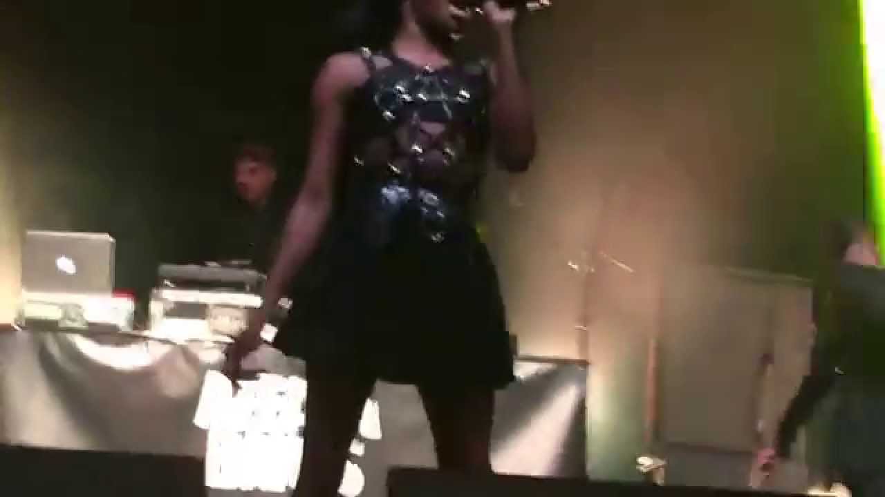 Azealia Banks - Fuck Up The Fun (live) HD