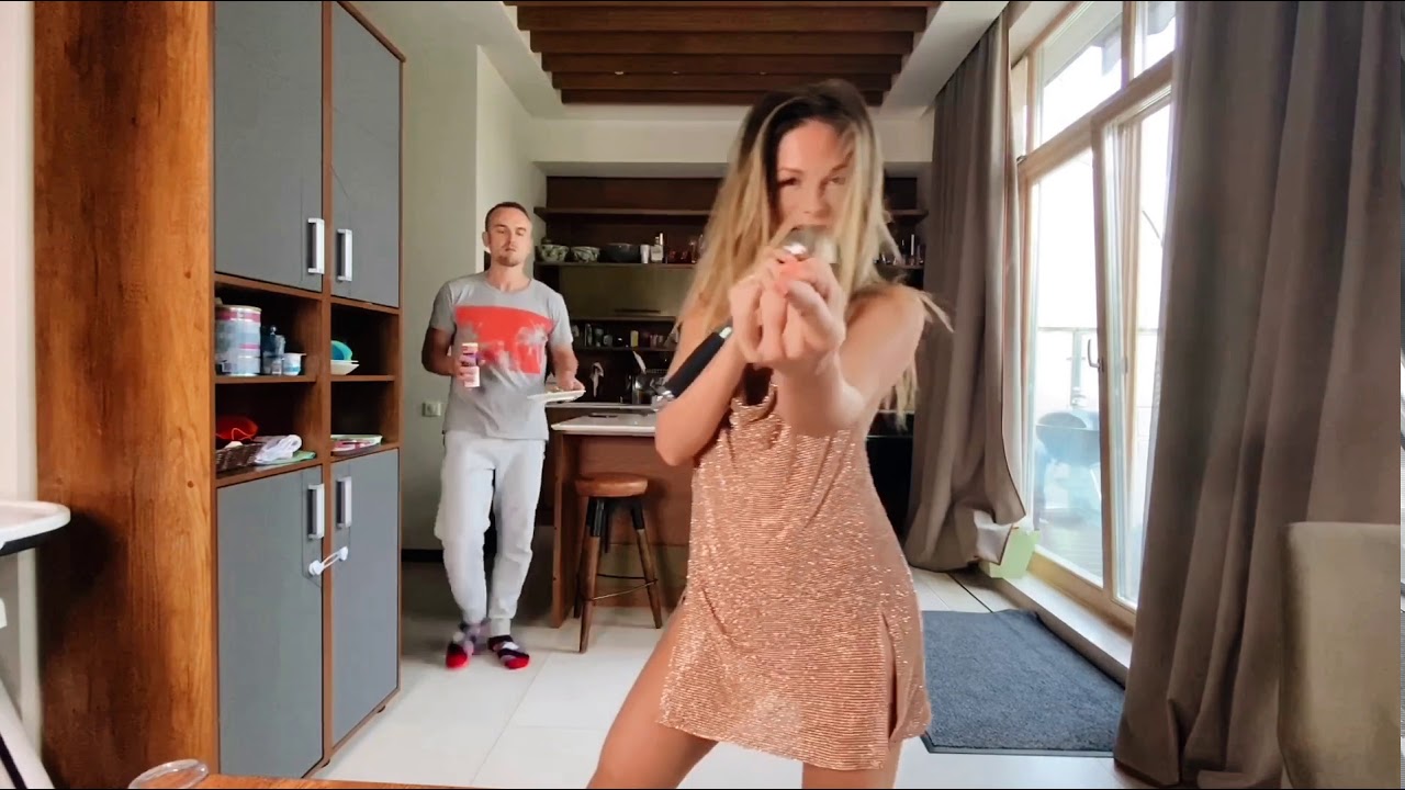 Нюша поёт песню 