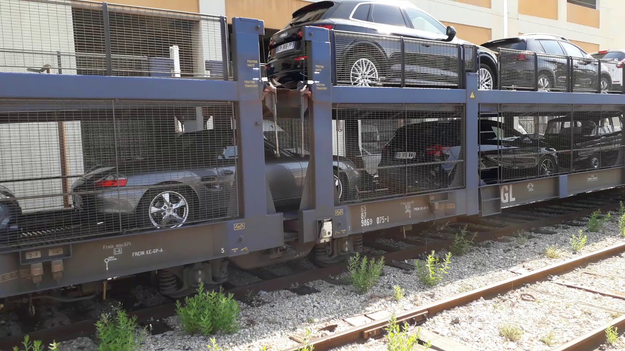TRAIN  AUTO  T.A.C    Chargement des véhicules sur  les wagons porte-autos  en gare de  NICE