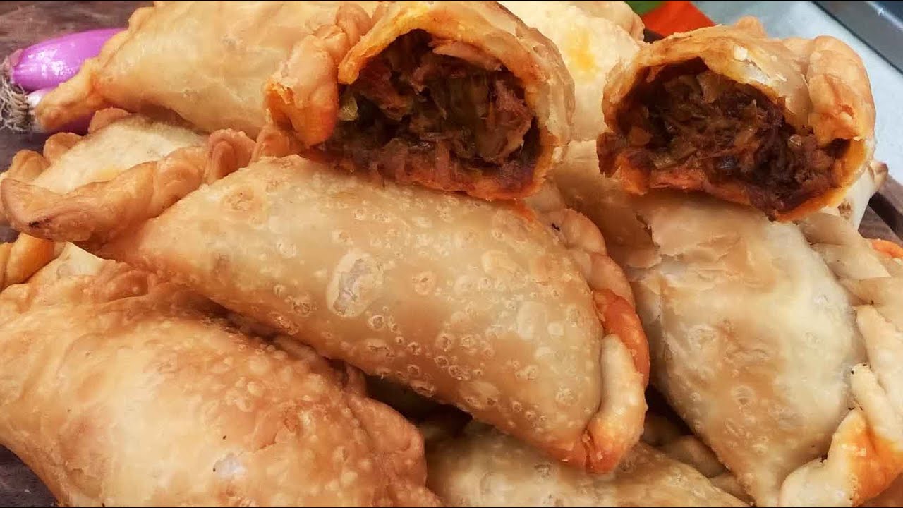 Empanadas de ossobuco fritas y al horno con salsa picante