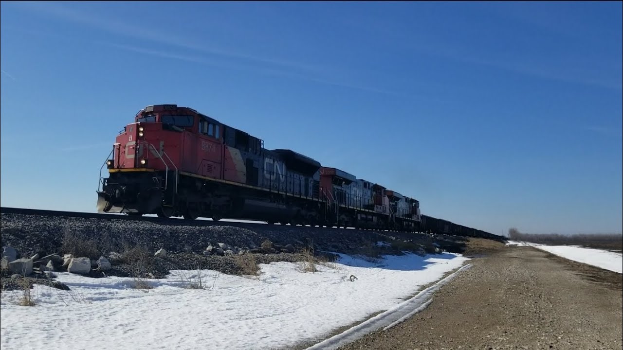 CN 8874 leading U-ECNOSL with a Nathan K3H