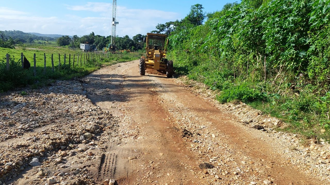 Abauluando estrada rural com motoniveladora 120k e rolo compactador/motorgrader/patrola/niveleuse/