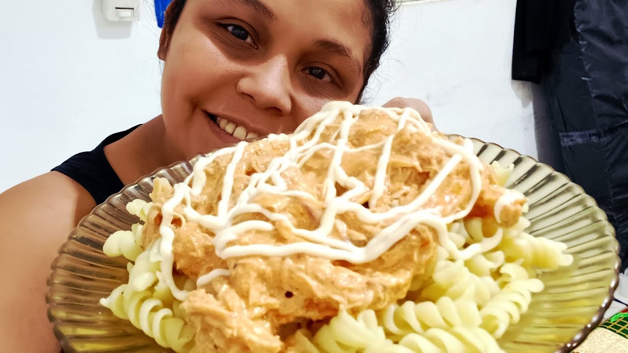 ALMOÇO DE HOJE MACARRÃO COM FRANGO DESFIADO 