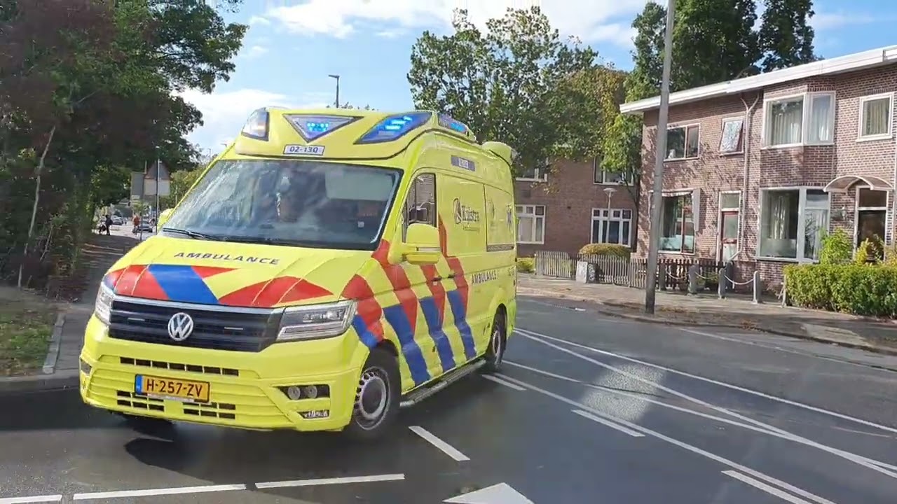 Meerdere politie brandweer ambulance en kmar met spoed door leeuwarden 