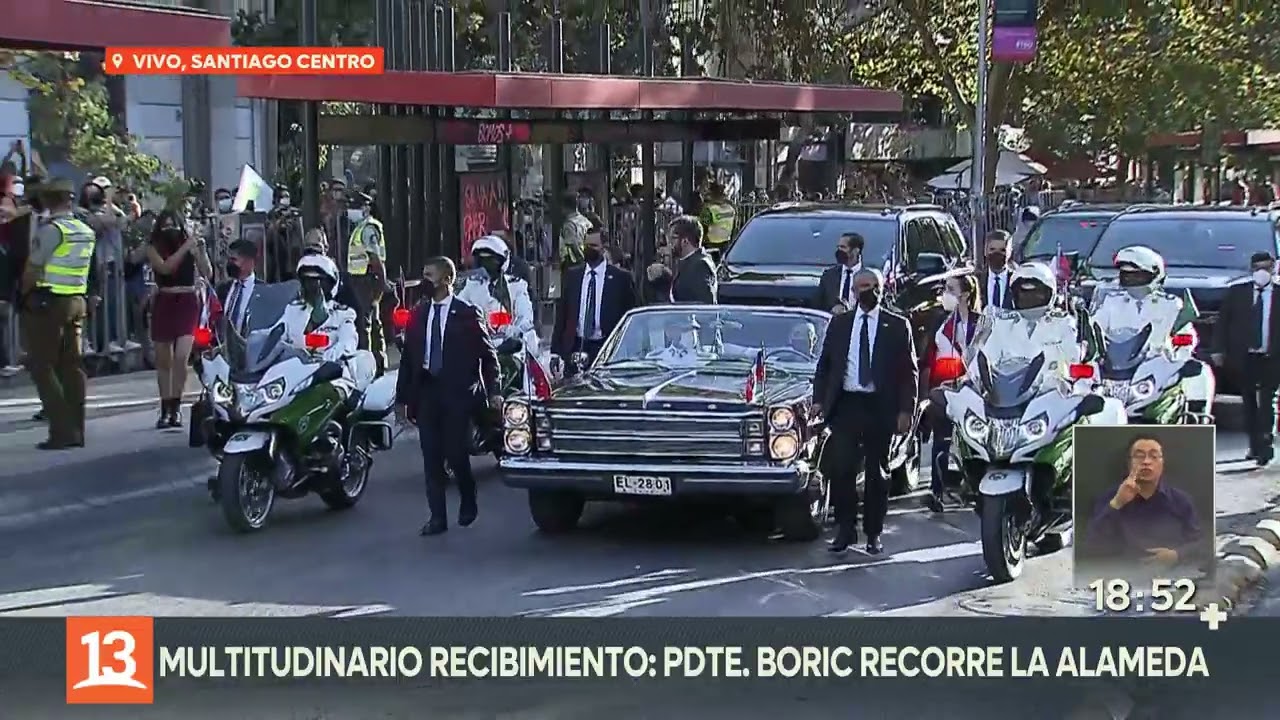 Presidente Boric recorre las calles de Santiago hasta La Moneda en el Ford Galaxie