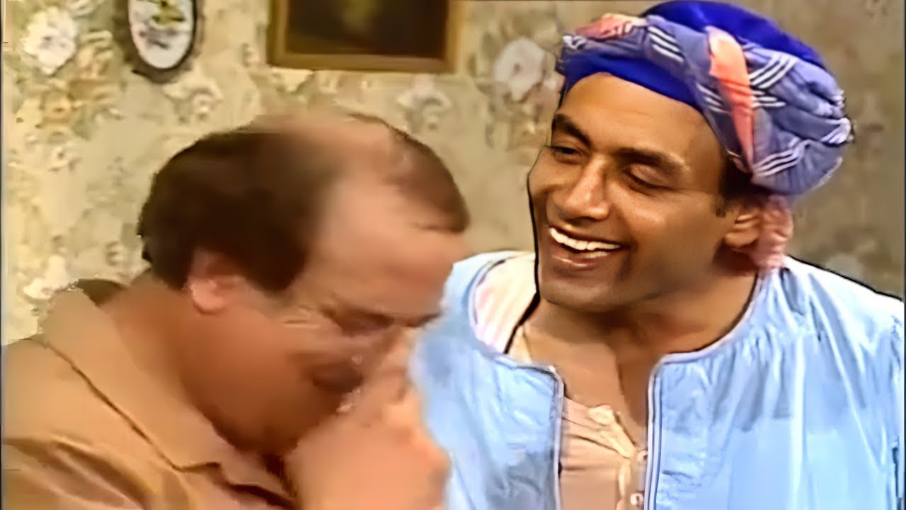 احمد بدير مش قادر يمسك نفسه من الضحك لما خرج عن النص واحرج حسن حسني صريخ ضحك 😂 انت جيت ازاي يا حسن 🤣