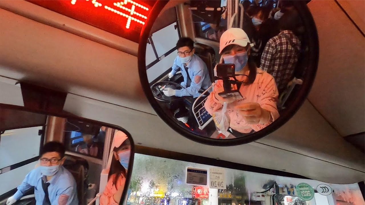美女背包客体验苏州的公交车，候车点非常好， 太有人气太舒适了，很有地方特色