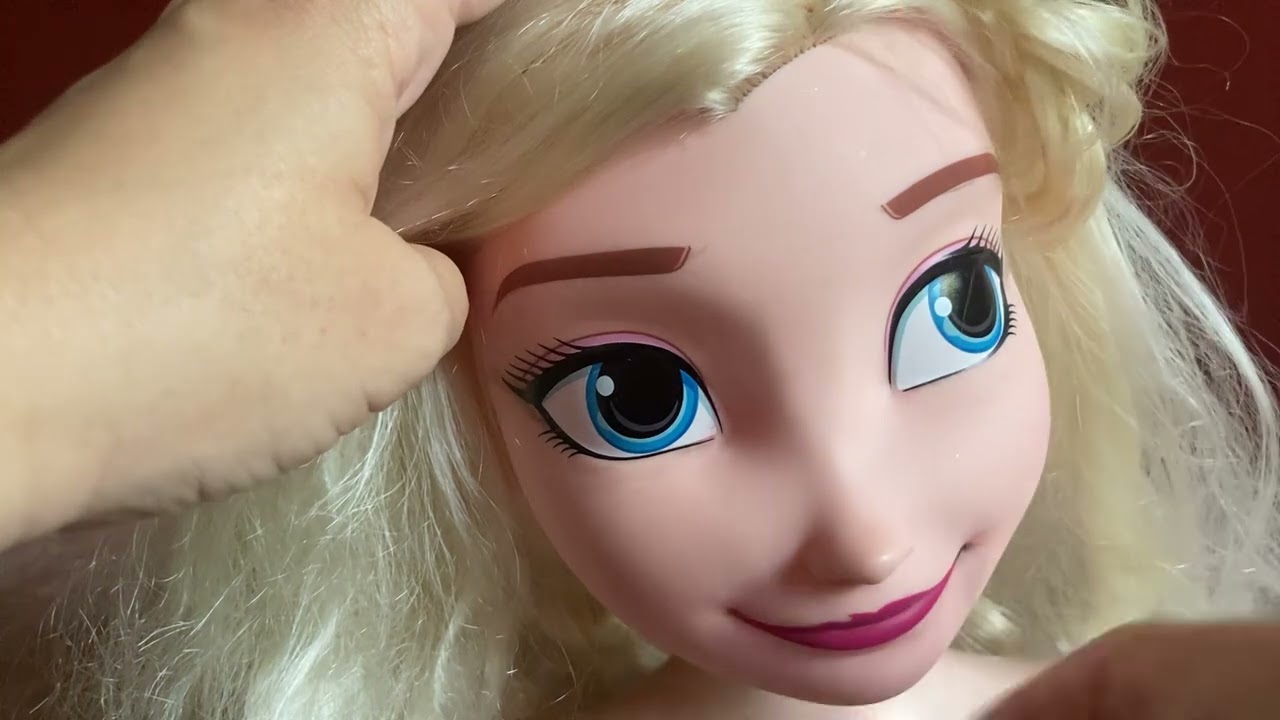 Curo Elsa e le metto dei cerotti perché si è fatta male - ASMR