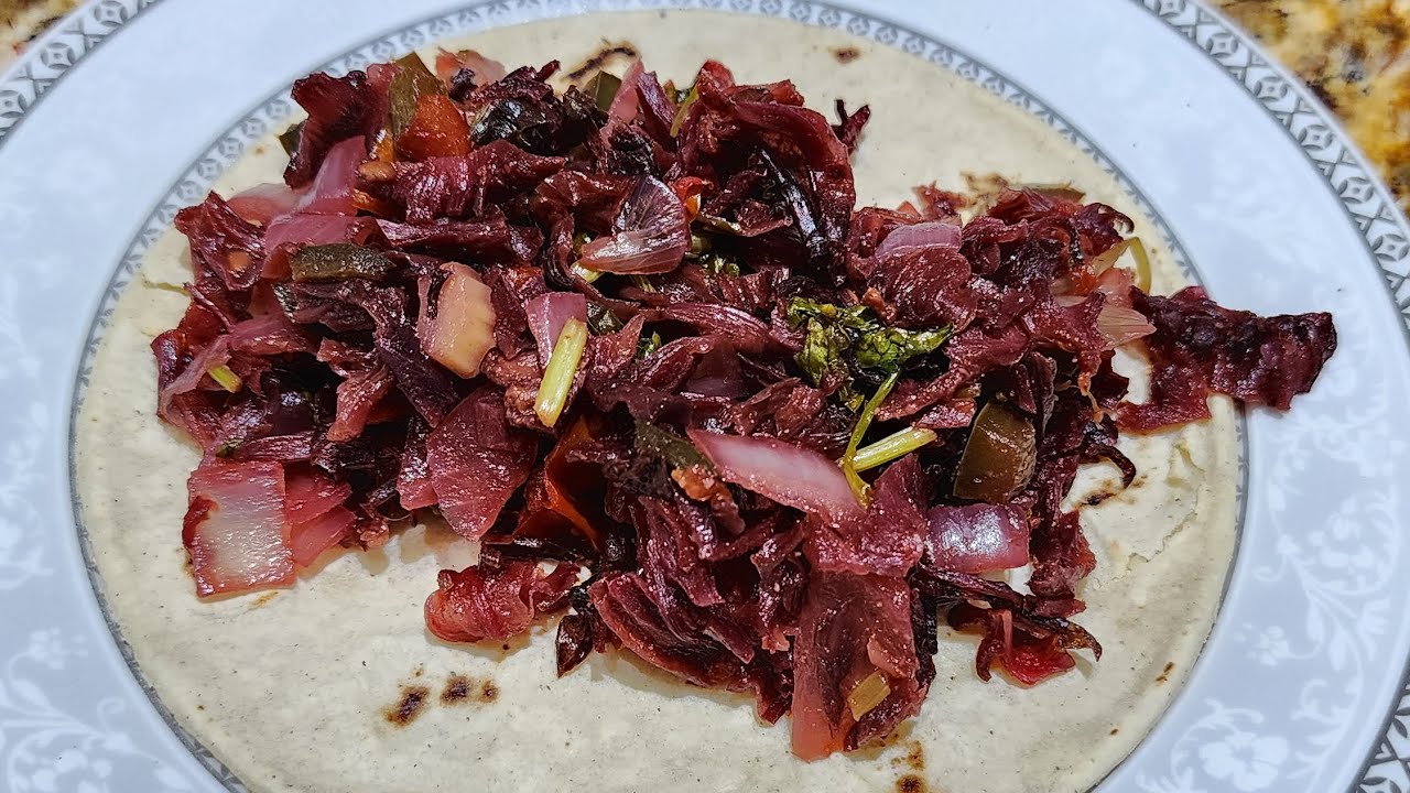 Tacos de flor de Jamaica guisada y agua de Jamaica