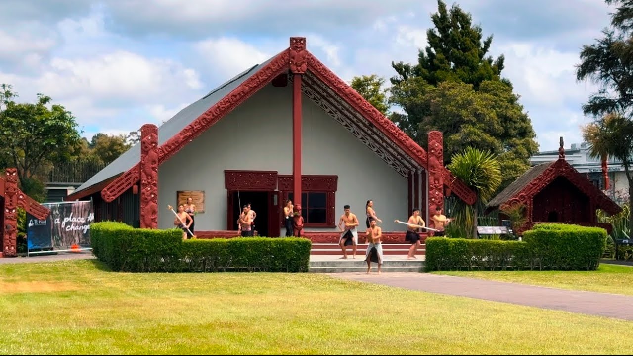 TE PUIA, Maori Cultural Centre and the world famous Pohutu Geyser, Rotorua NZ