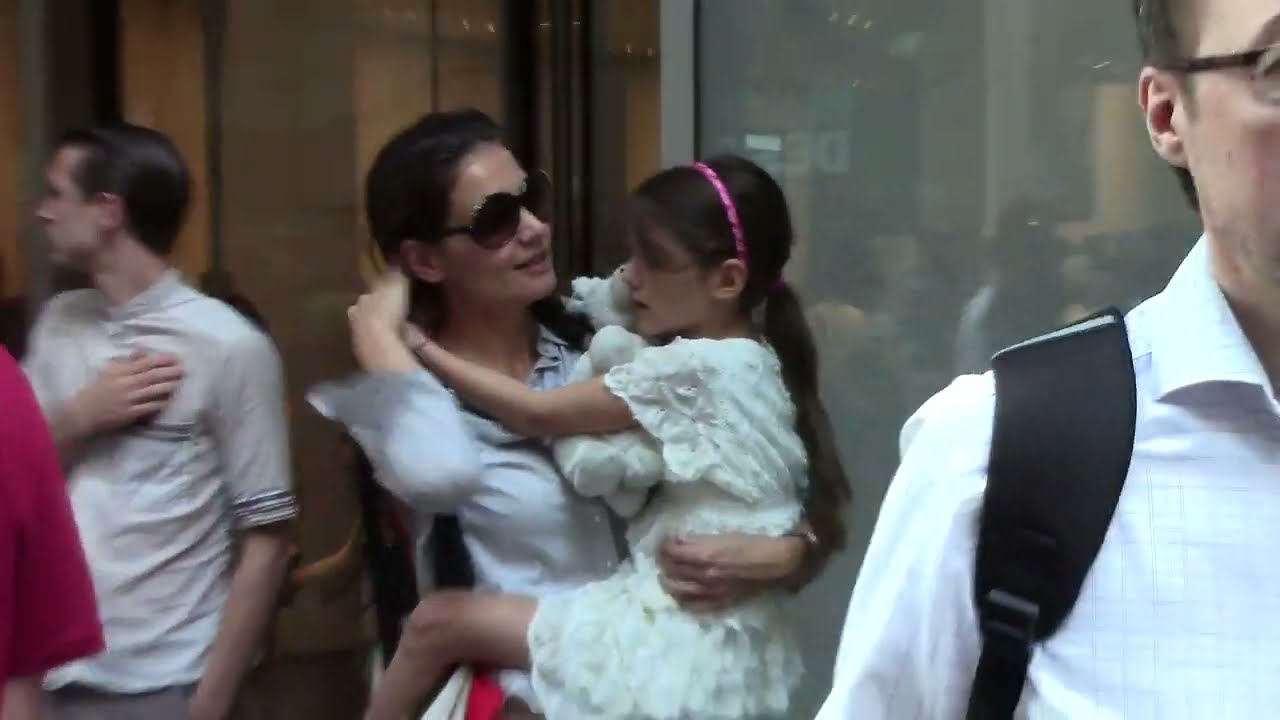 Suri Cruise approves of mom Katie's new boyfriend! #katieholmes #suricruise #bobbywooten (trowback)