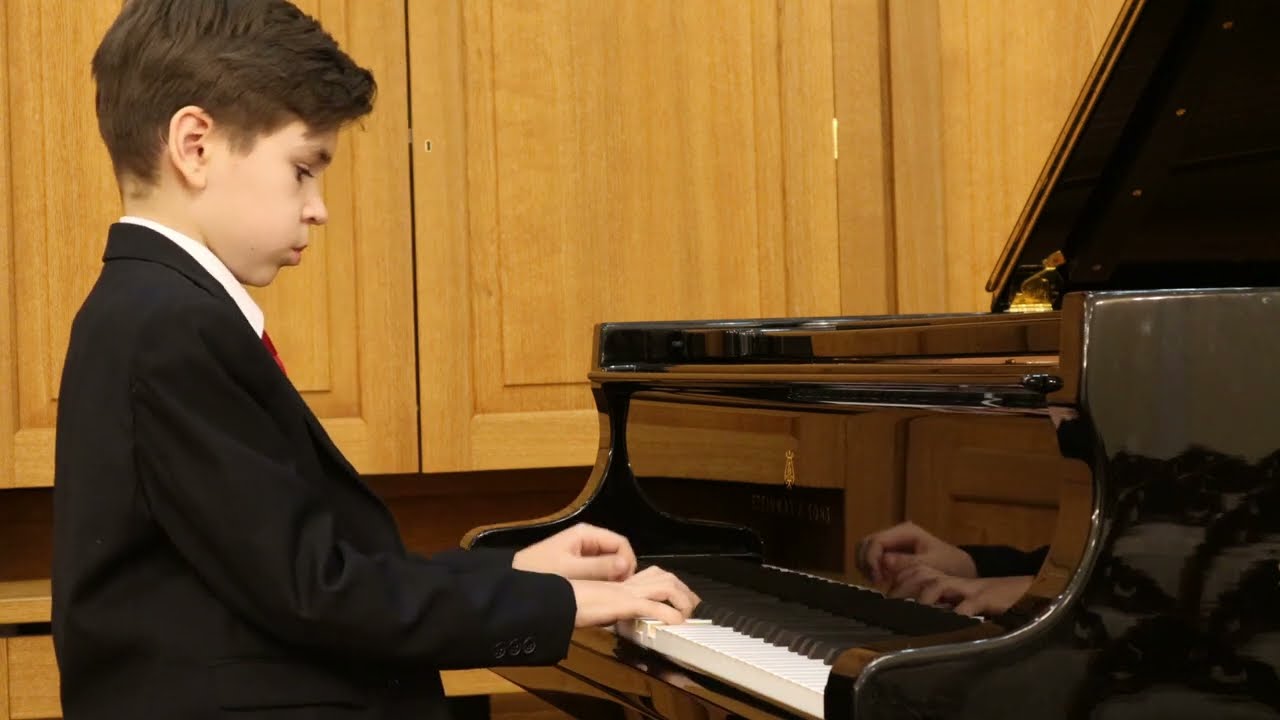 Бах Прелюдия и фуга до минор ХТК II том исп. А. Гончаров / A. Goncharov - Bach Prelude and Fugue