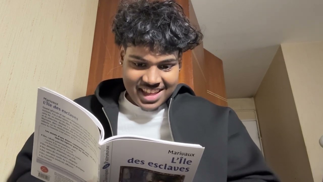Je lis la définition d’une pièce de théâtre pendant 1min30