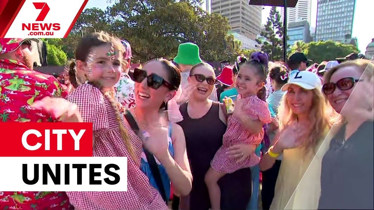 Carols in the Domain honours Bondi victims | 7NEWS