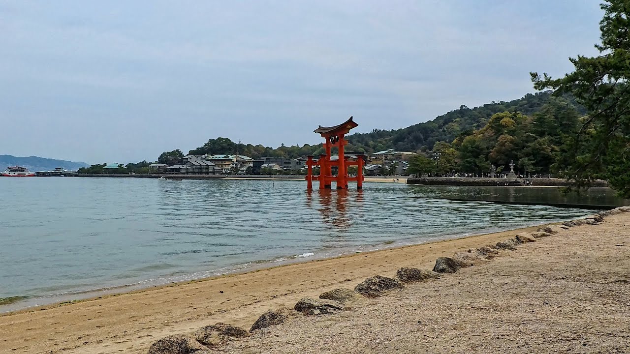 Just 2 Minutes of the Floating Torii Gate of Itsukushima