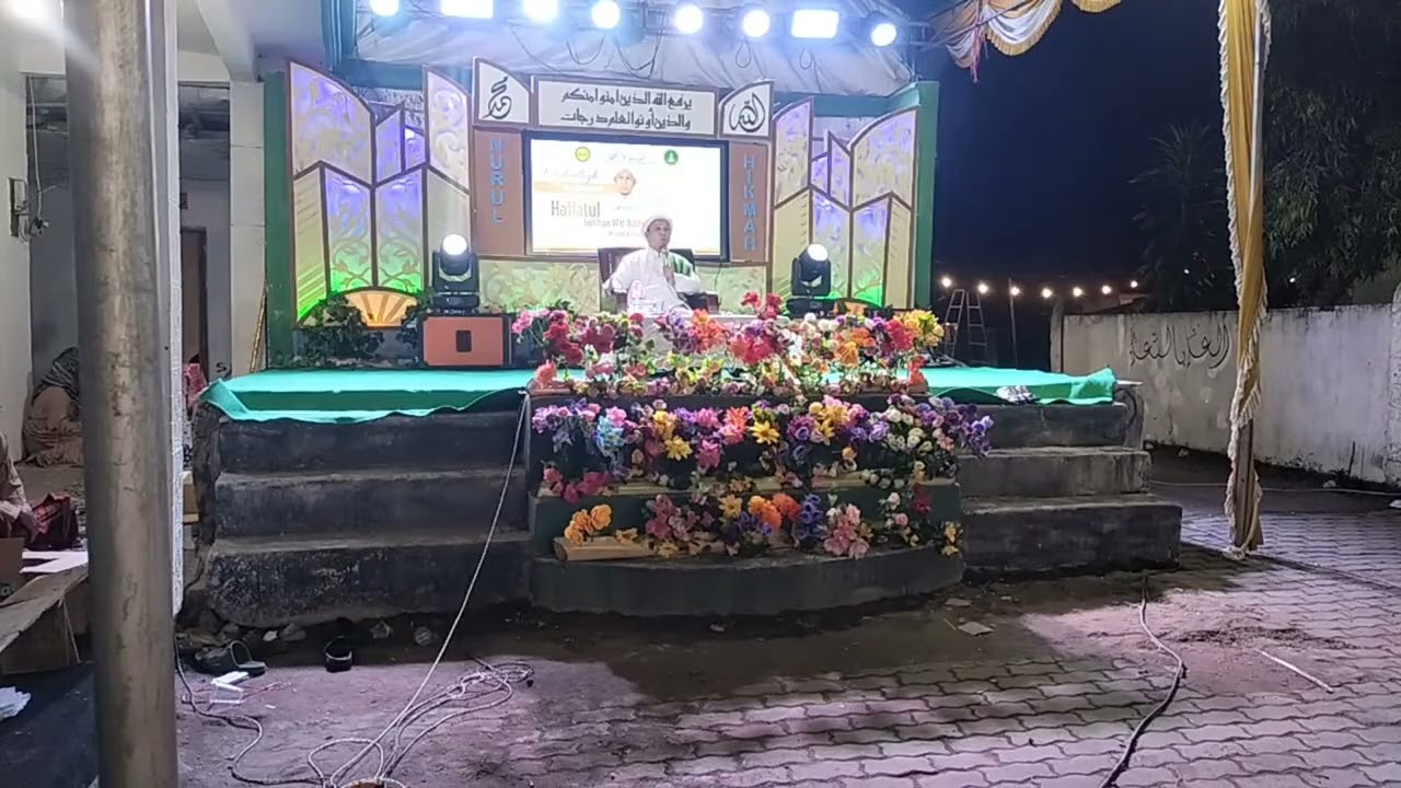 (mendidik putra putri) K. H. gufron  mf. di MD.NURUL HIKMAH