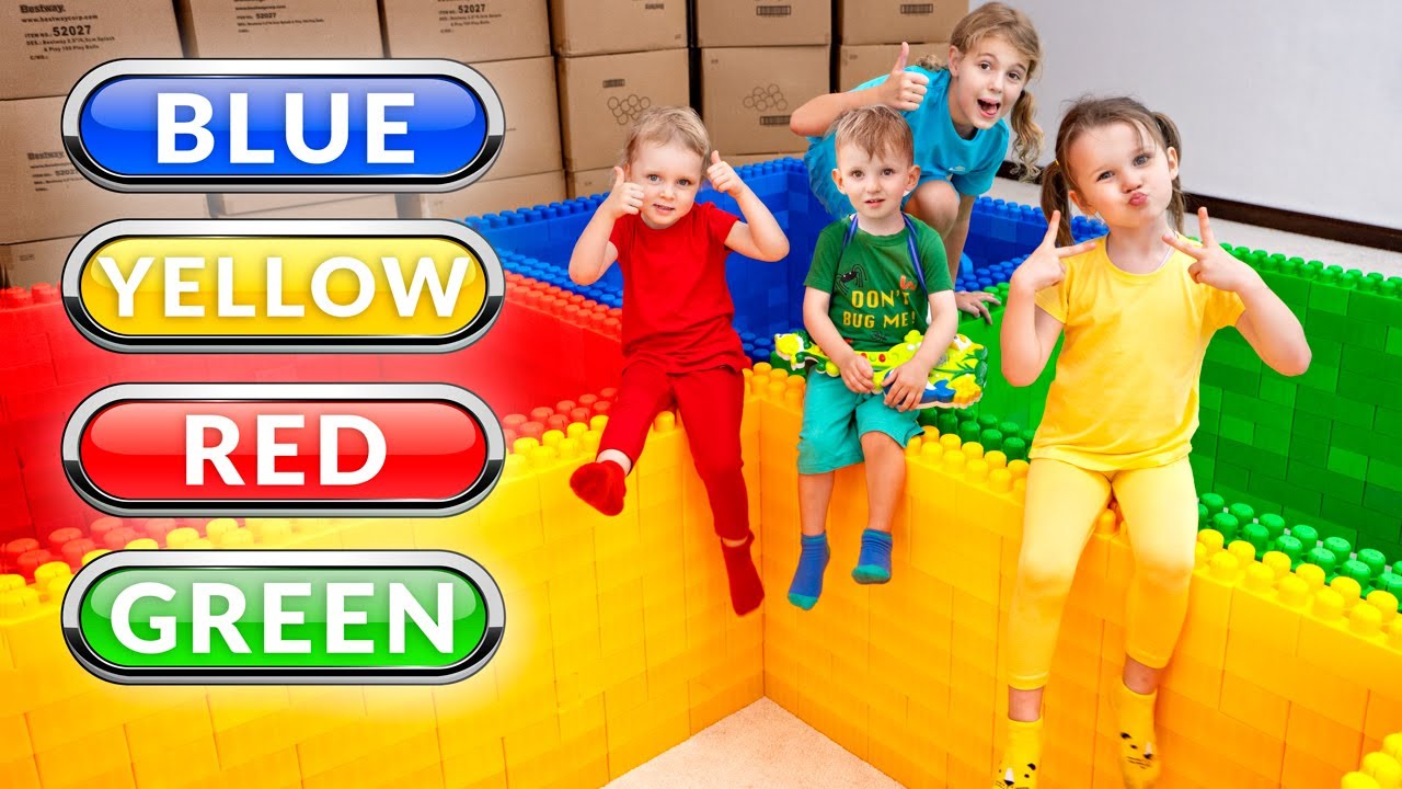 Vania dan Mania bermain bola plastik di kolam renang lego
