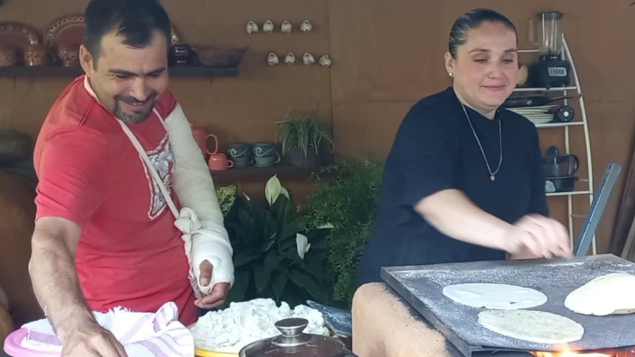 Crujiente chicharrón  con tortillas recién hechas y su salsa 