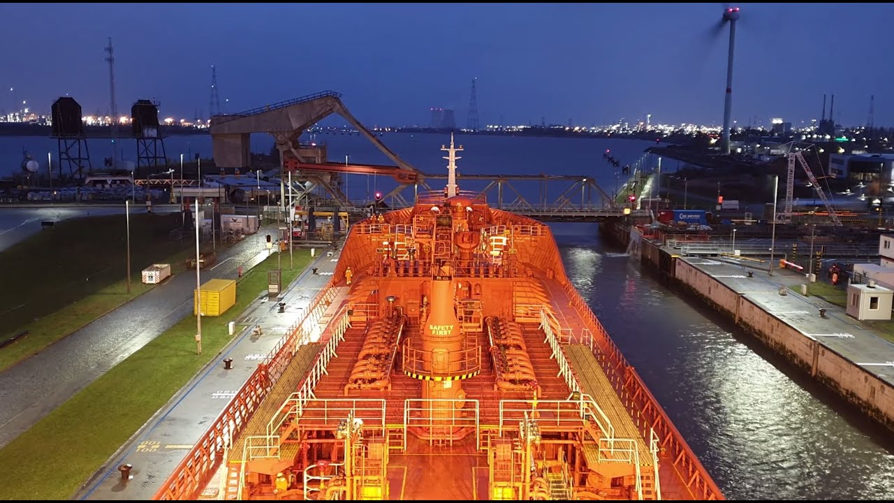 ANTWERP (BELGIUM) DEPARTURE / Sea tank terminal 510 Q512E unmooring / Tanker manoeuvring at pilotage