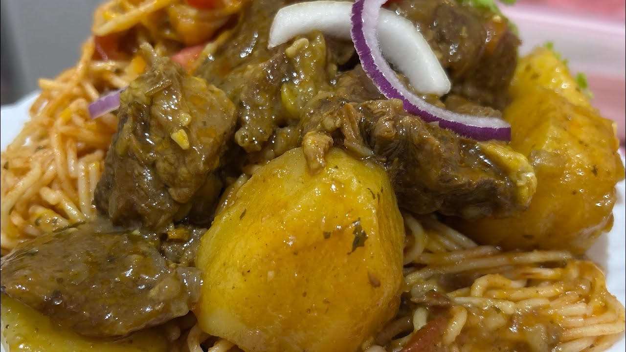 que eu como no almoço: Carne cozida com batata e macarrão! 🍝🥩