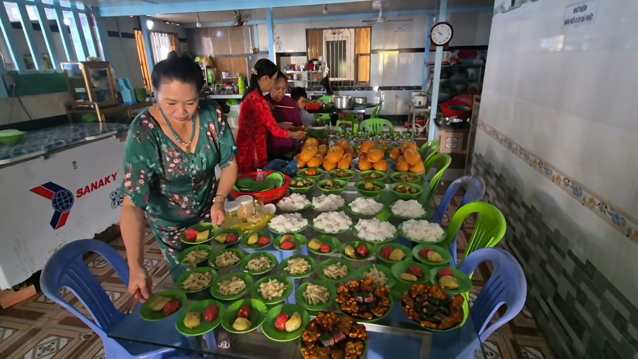 Cơ sở từ thiện vô quà và hiệp cùng đồng đạo tân quới gói bánh và trao quà tết cho các hộ khổ.