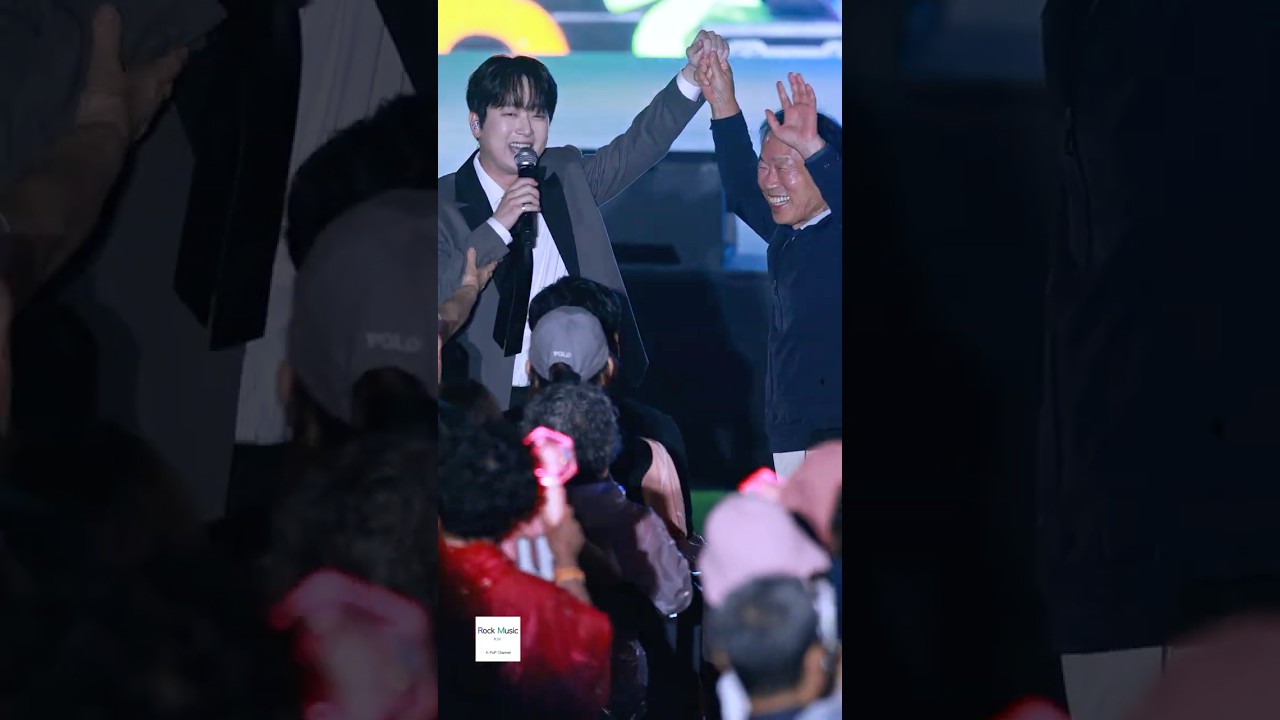 이찬원 관객분들을 가까이서 인사드리기 위해 무대 아래에 내려가자마자 '아이고 우리 할배한태 인사 먼저 해야하지 않겠습니까?'😊